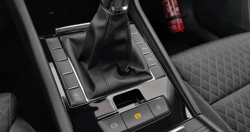 Skoda Superb cena 89900 przebieg: 106299, rok produkcji 2019 z Nekla małe 352